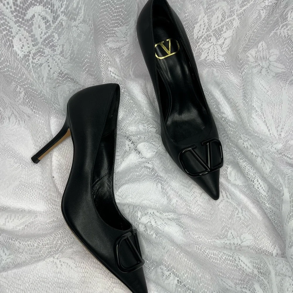 Valentino Used Vlogo Black Leather Pumps w/ Pointed Toe size 37 - Picture 6 of 6
